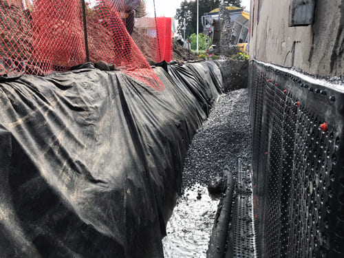 Fondasec Excavation | membrane, seal cracks, metal rebar, hydraulic cement, steel plates, crushed stone, excavate, french drain, blue skin | Fondasec.com